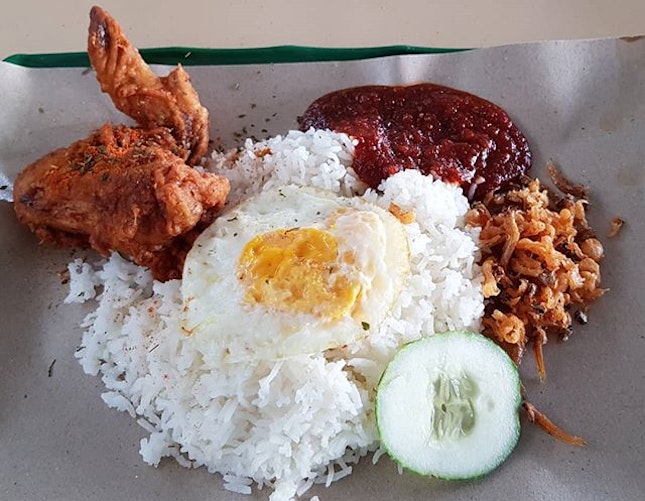 When I ate Lawa Bintang a few years ago, by myself (after a cycling expedition from  paya lebar all the way to bedok reservoir, then to this coffeeshop), my conclusion was that it was alright and I didn't really love the basmati rice used.