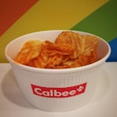 Being a fan of Calbee's hot and spicy crispy premium chips, it had been a dream-comes-true for me when I got this freshly-made, warm hot and spicy Calbee chips!