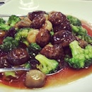 Mushroom broccoli from the wedding dinner #umakemehungry #sgfood #sghawkers #singaporefood #yummy #umakemehungry #yummy #foodphotography #foodie #foodgasm #foodstamping #foodbloggers #foodoftheday #foodporn #foodspotting #instafood #instasg #justeat #openricesg #8dayseatout #lifeisdeliciousinsg #shiok #yums #foodblogs #igsg #nomnomnom #followme