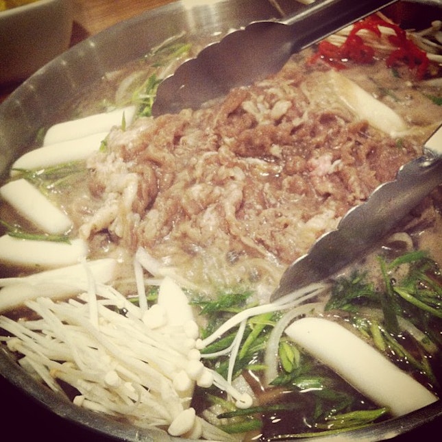 Cooking bulgogi with thongs~ ^^ #surprise #dinner #korean
