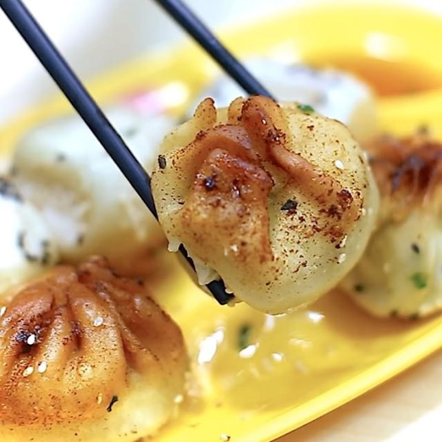Sheng Jia Bao 生煎包 is one of the must-have Shanghai street food delicacy.