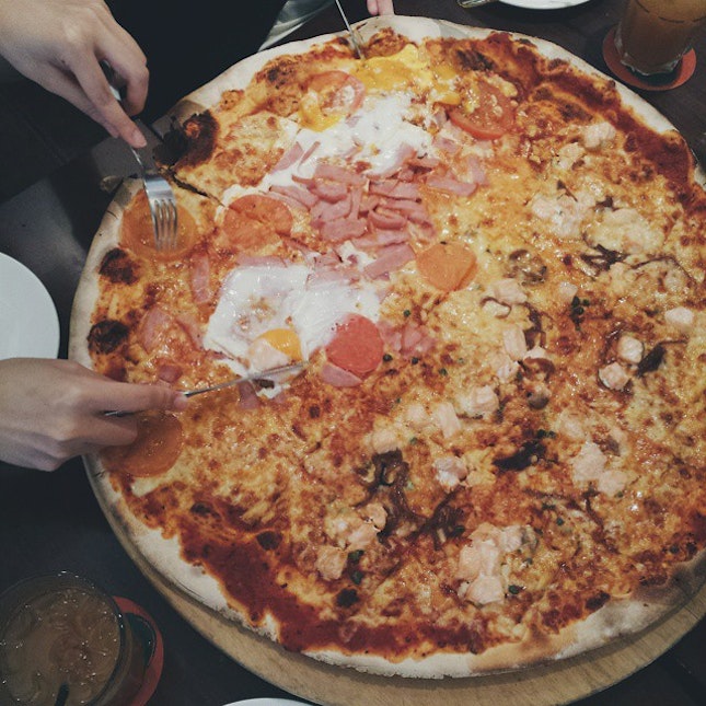 Pancetta x Salmone / Ten times bigger than your face 🍕🍕 #foodporn #peperonipizzeria #eatoutsg #burpplesg #burpple