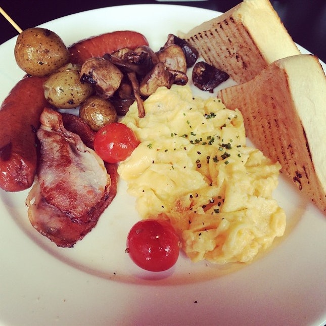 #brunch #breakfast #german #sausage #bacon #scramble #eggs #baked #tomato #potato #mushroom #toast #bread