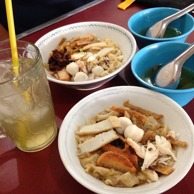 Crab kwetiaw and wonton for #breakfast #noodle