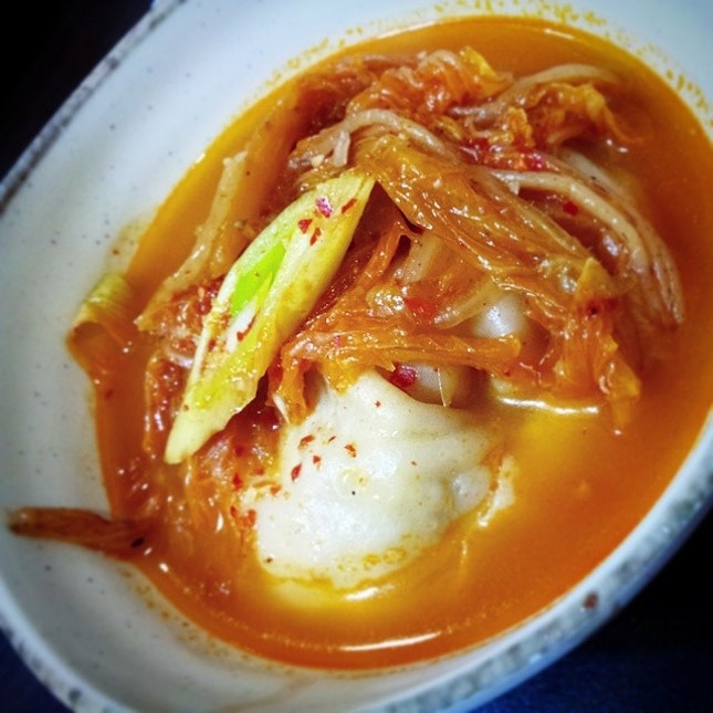 김치만두국。Kimchi Mandu Stew。泡菜饺子汤
Try eating the korean style by adding 밥(rice) into your stew!