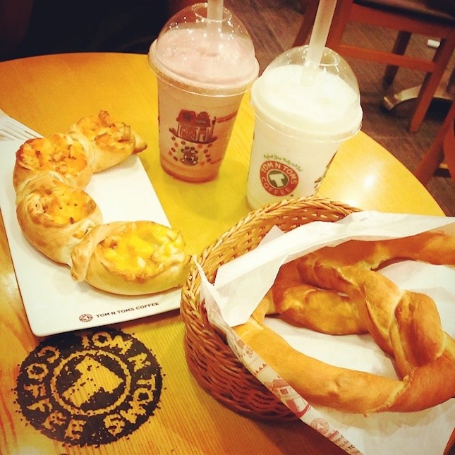 Healthy Dinner after GYM - TomNToms Cafe Deli & Cream Cheese Pretzel with Blueberry & Plain Yoghurt Smoothie