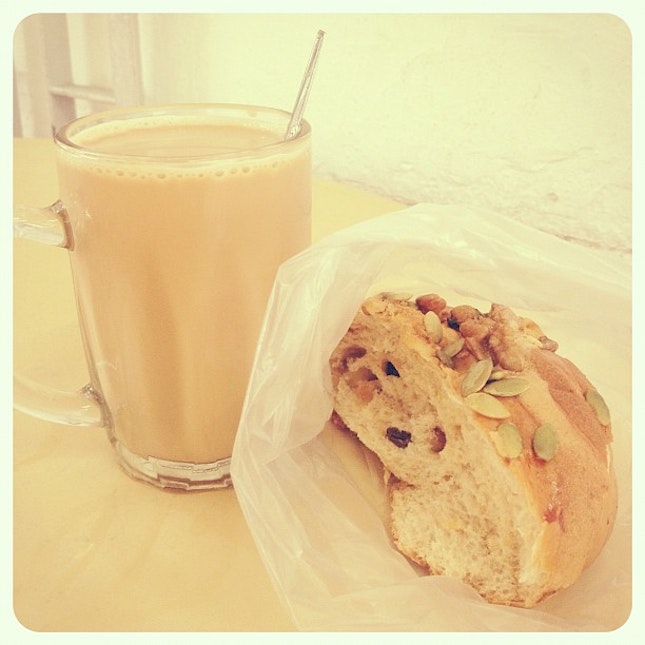 20120831 Today's breakfast: Walnut & sunflower seed bread, tea w milk, less sugar.