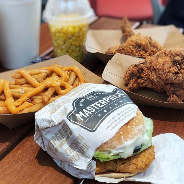 Burger and Fried Chicken @momstouch.sg
.