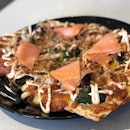 Geisha (half-portion $14.90 nett) 🍕
⭐️ 4.5/5 ⭐️
🍴A unique and delicious Japanese-Western fusion pizza comprising Norwegian smoked salmon, burnt (more like charred) broccoli, bonito & mentaiko mayo spread.