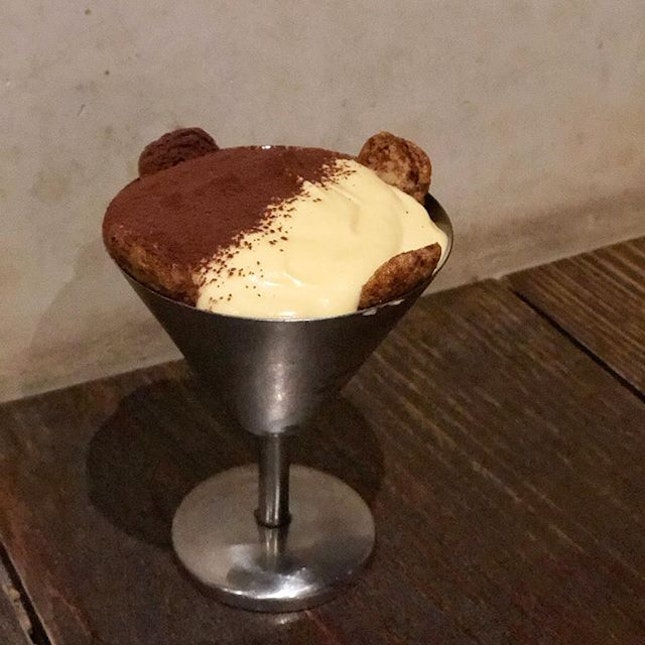 Tiramisu ($12) ⭐️ 5/5 ⭐️ Lemon custard ($12) ⭐️ 4.5/5 ⭐️ 🍴Usually known for their Italian pizzas and pastas but the desserts here are high quality goodness.