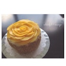 mango topping with the rainbowcake, it's ready for delivery!