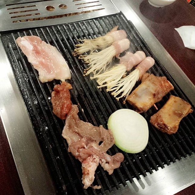 korean BBQ, fueled by corn, owned by Chinese #iykwim

#lunch #sgfood #korean #food #nomnom #foodporn #meatoverload #bbq #buffet #jiakhoryisi #sgeats #cameraeatsfirst #burpple #sizzle #whatiate #eatout #instafood #thursday #grouponsg #keepeating #foreverhungry