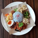 《Nasi Kerabu + Pork Rendang》
Legit kerabu with #amattakhalal element.