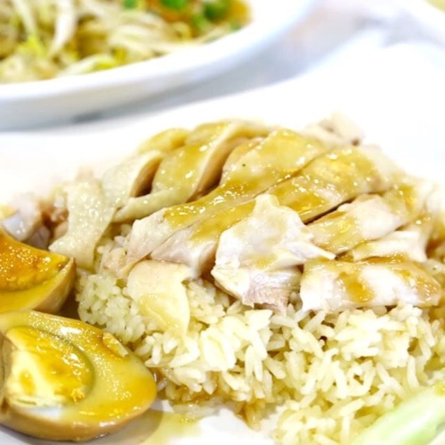 The famous Tian Tian Chicken Rice opens another brand at Lavender.