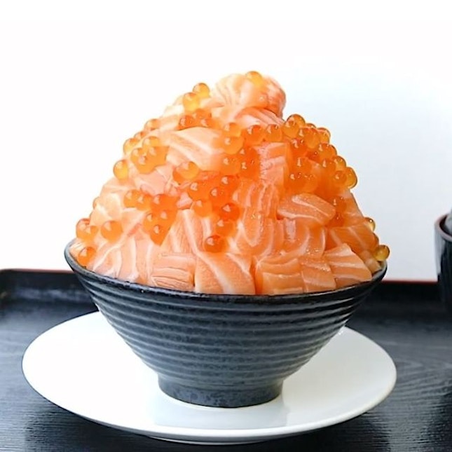 Beautiful Sake Bakumori Don, of sushi rice bowl topped with raw salmon with salmon roe.