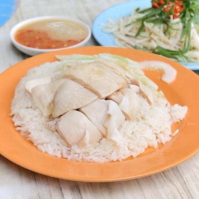Sin Kee is a well-known name among chicken rice stalls in Singapore, mainly serving poached chicken rice Cantonese-style.