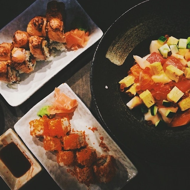 Sushi cravings fixed // California maki,aburi salmon roll and chirashi don