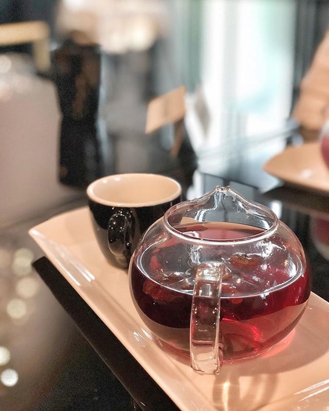 <🇩🇪> Roselletee trinken in einem regnerischen Tag
<🇬🇧> Drinking a warm Roselle Tea in a chilly rainy day
•
☕️: Hot Roselle Rhythm
📍: @joie Singapore
📝: Part of 5-course Lunch