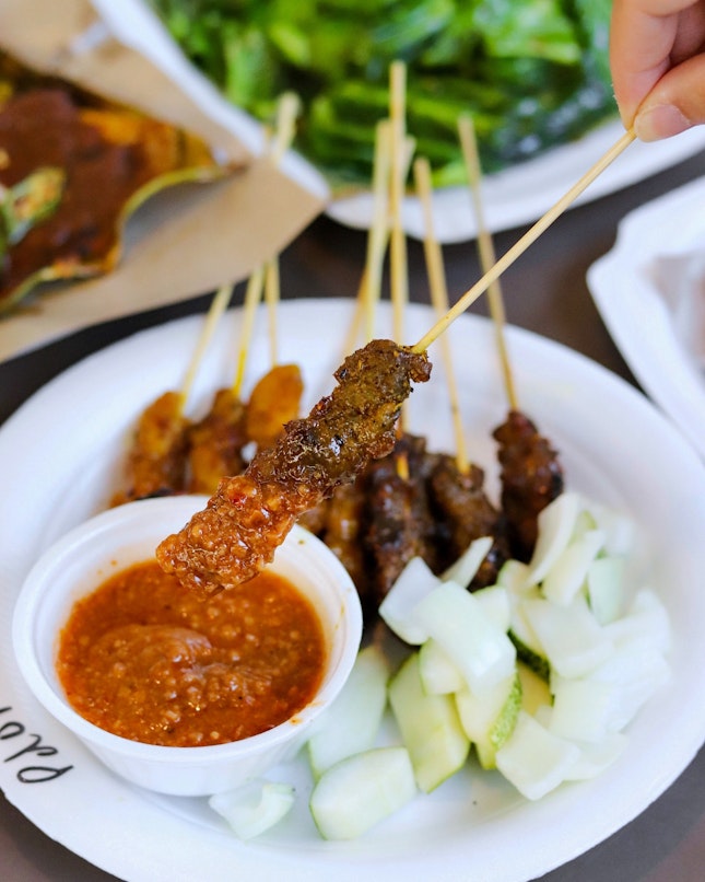With several stalls selling satay, there is one particular stall that stood out the most and its none other than the iconic Haron Satay (Stall 01-55).
