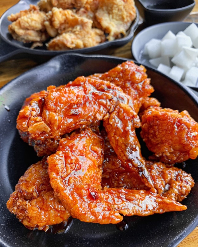 Ventured into Venture Drive for AHTTI after seeing this restaurant making its rounds on Instagram for their Korean fried chicken and for people working or staying nearby, you have a legit place to satisfy your fried chicken cravings.