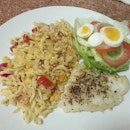 (〃^∇^)o彡☆ Late dinner~ 
Grilled Fish & Stirred Fried Pasta with Red Bell Pepper!