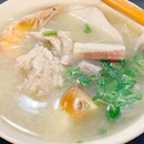 Seafood Mixed Soup 海鲜什锦汤 (S$6)
Chunky meatballs and thick slices of fish in light flavorful soup.