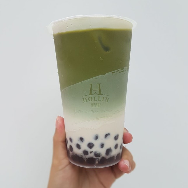 Matcha Latte With Cocoa Pearls