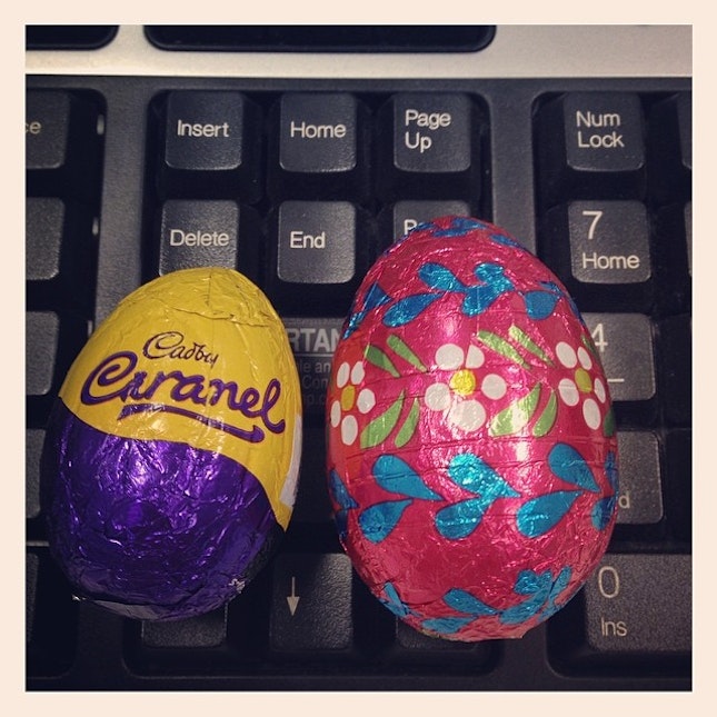 #colourful #eastereggs on the desk at #workstation in the morning #thankyouboss #happyeaster #instafood #foodporn #instachocolates #happyholiday #folks