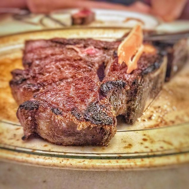 This 28 day Dry Aged Porterhouse for 2 from @wolfgangssteakhousesingapore is a phenomenal birthday present from @fungisan 😋
Tender, flavourful and utterly enjoyable 😍