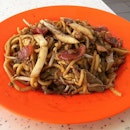 Weekend Char Kway Teow Bliss @ Tiong Bahru Fried Kway Teow 中峇鲁炒粿条, 30 Seng Poh Road, Tiong Bahru Market #02-11.