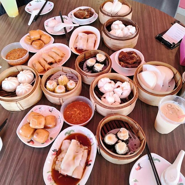 Starting the day right with a spread of food at Mongkok Dim Sum(@mongkokdimsum).🤗
Delicious dim sum that will fill your hungry tummy in no time.