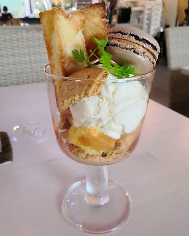 Always the best way to end of a delicious meal with a charming dessert.🧁🍰🍦
Yes!