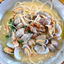 Now, this is what I call a remarkable plate of Vongole($19.80).😋
Loads of clean & fresh white clams cooked with to the bite spaghetti in a savoury stock with a hint of garlicky taste, a little spiciness from bird's eye chilli and sweetness from basil leaves & white wine.🤤
Thanks for treating us, seniors.🤗
.