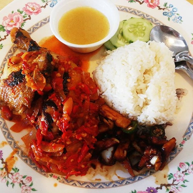 Forget international nasi lemak , try this ayam bakar stall at changi village instead !