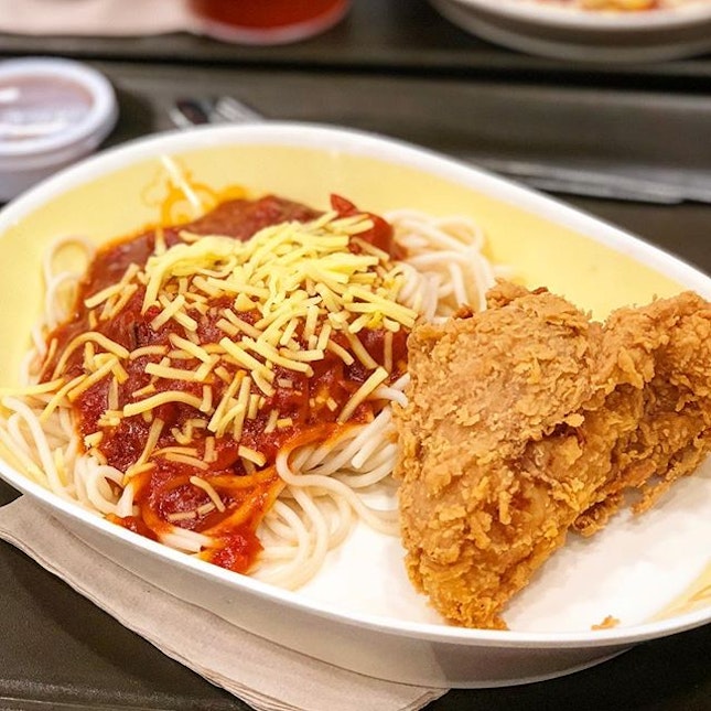 Currently in Philippines and it was an unspoken consensus to have Jollibee for our first meal😹 Opted for the 1 pc chicken with jolly spaghetti which costs 120 php (around $3+??) and comes with a choice of drink.