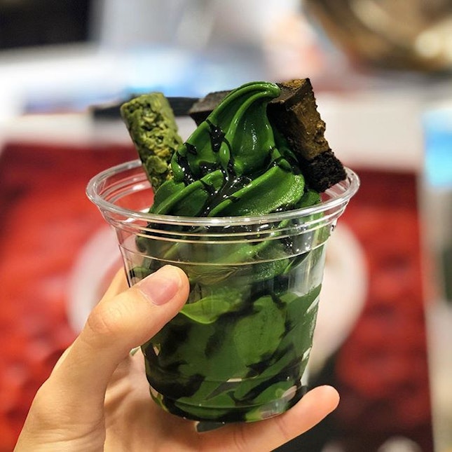 Perhaps its because I haven't travelled much, (nope i haven't been to Japan 😩), but i can safely say that @tsujirihei_honten has the BEST matcha softserve i've had 💯 They've recently just ended their 2-week long popup at takashimaya's Japan Fair!