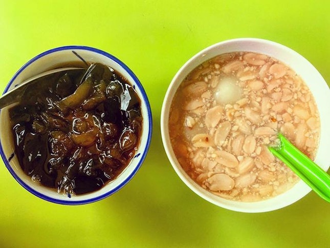 Traditional desserts on Singapore's 52th birthday : granny chin chow & peanut ah balling 🇸🇬 #oldschoolgem #hawkerfoodrocks #SingaporeNationalDay #SG52 #burpple