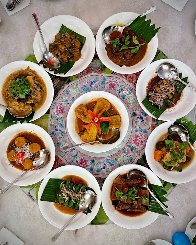 Tok Panjang, or “long table”, is a traditional peranakan feast that takes the meaning of feast to an extravagant🤑 extreme.