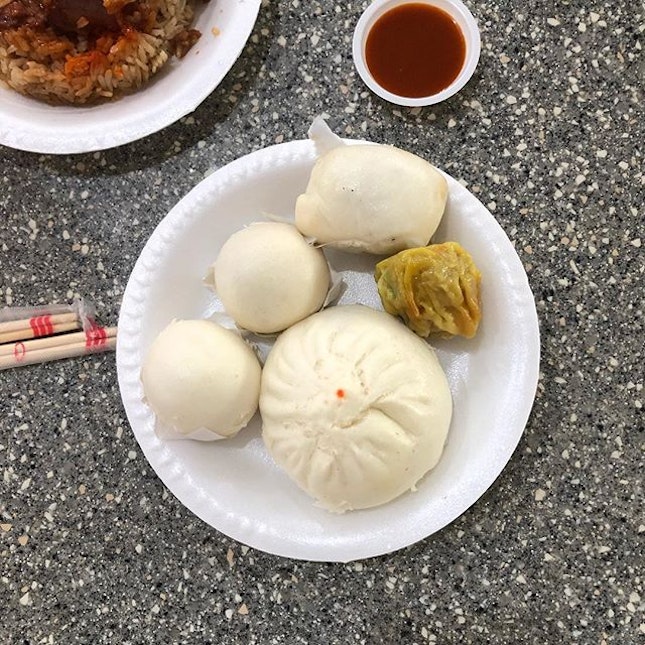 i’m the type that needs to eat a satisfactory version of what i’m craving or i won’t back down, so naturally i had to go satisfy my unsatisfied steamed bun / bao cravings today 😬 i requested to come to this hawker centre so that i can have my favourite steamed baos from Teochew Handmade Pau!!!