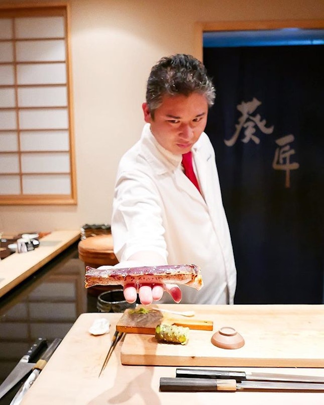 Chef Hamamoto @chef_kazu_hamamoto serving up the gigantic King Crab Leg 🦀.