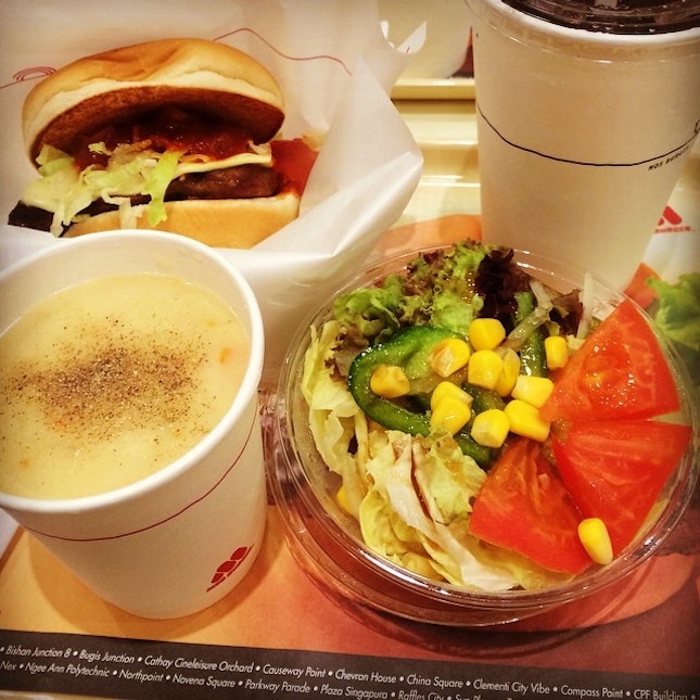 Tonight's heavy dinner comprise of colorful #salad #clamchowder #soup #grilled #chickenburger and #fantagrape 😊 
#mosburgerSG #jap #fastfood #burpple