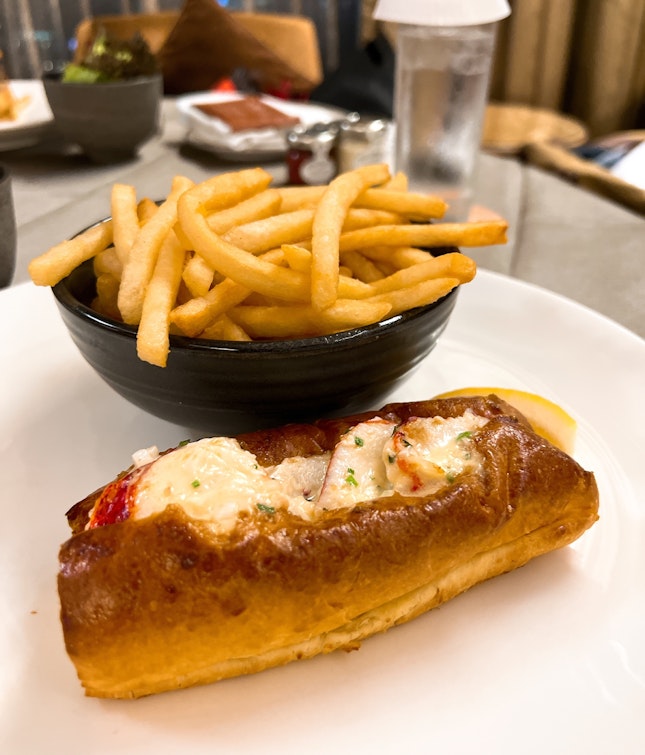 Lobster roll with truffle fries
