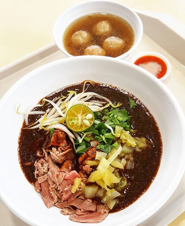🍲: #bowledover by this #amazing #beef #noodles  The rich gravy evenly coats the rice noodles and fresh slices of meat.