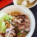 🍲: Amazing bowl of Bak Chor Mee with generous portion of noodles, minced meat and condiments.