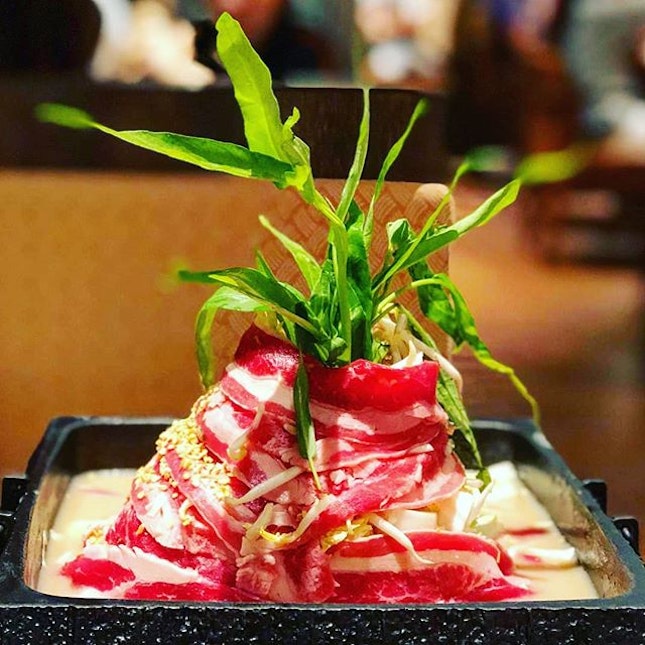 🥘: #mindblown by this #breathtaking view of "Mt Fuji"  #nabe comprising of fresh sliced #beef and lots of #fresh cabbage, beansprouts and water spinach accompanied by a comforting #misosoup base.