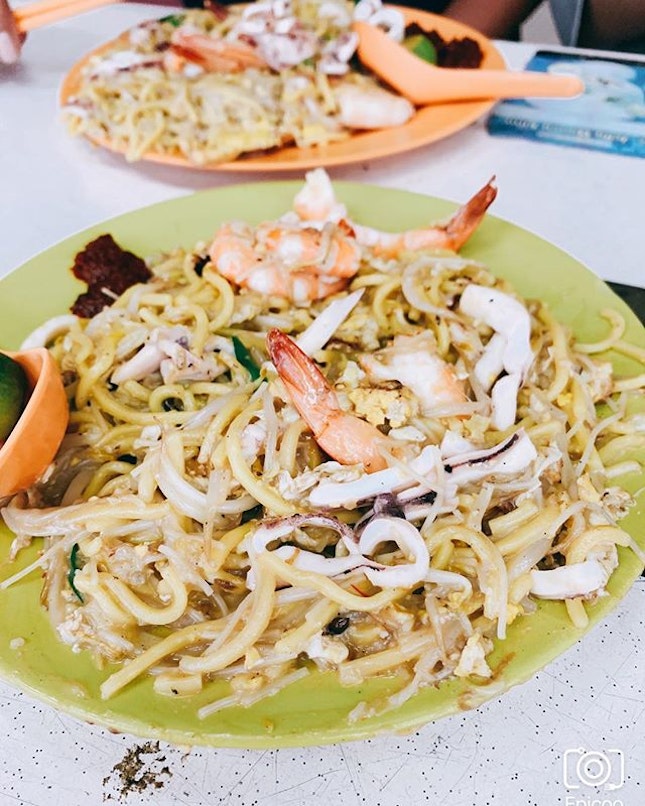 ✨Swee Guan Hokkien Mee 🇸🇬✨ If you love your dishes to have a strong wok hei taste and you like your hokkien mee to be damp not wet, then this plate of flavorful sloppy mess is one HKM that you should def try.