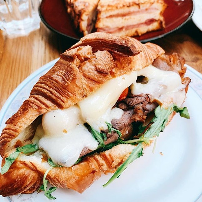 ✨𝐓𝐢𝐨𝐧𝐠 𝐁𝐚𝐡𝐫𝐮 𝐁𝐚𝐤𝐞𝐫𝐲 🇸🇬✨⁣ (Raffles City outlet) ⁣ ⁣ Some roast beef croissant 🥐 for you?