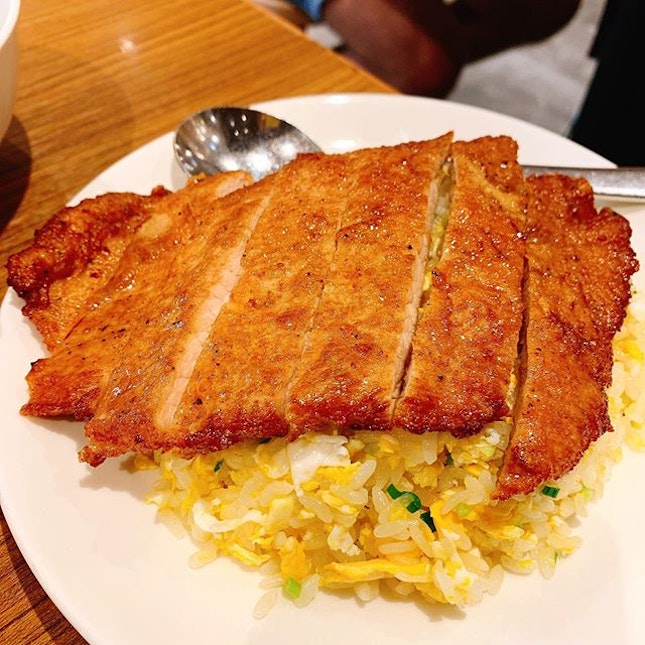 ✨Din Tai Fung 🇸🇬✨⁣⁣
⁣⁣
How about a plate of nicely fried Pork Chop w Egg fried rice for you?🤤💕 ($13)⁣⁣
⁣⁣
It’s the last day of 2019 so calories don’t count!