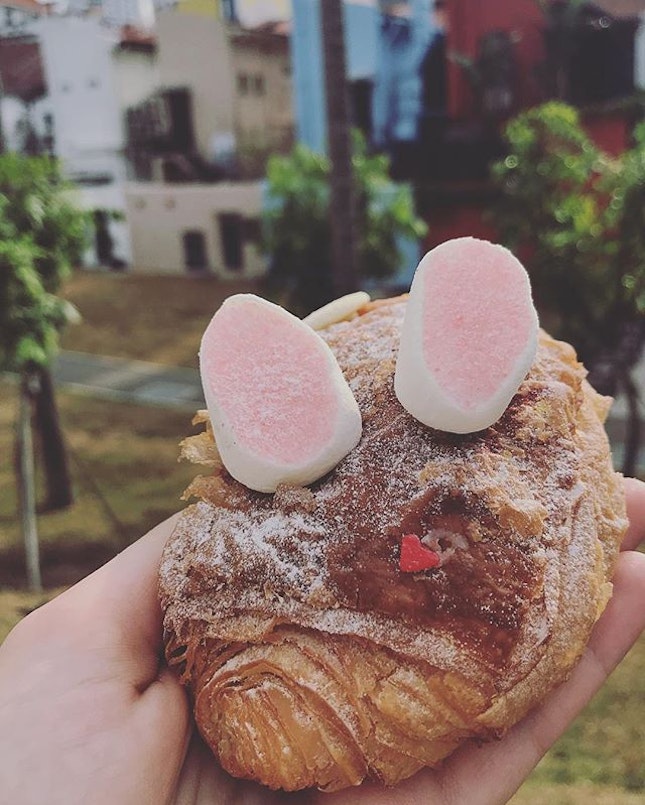 How adorable is this Easter Bunny pastry from @keongsaikbakery?!