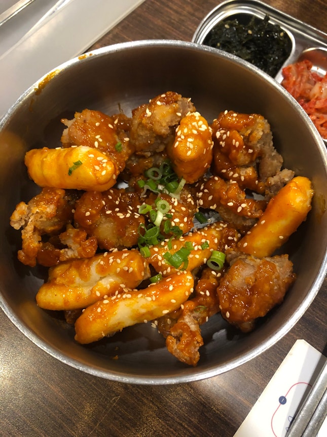 Sweet-Spicy Fried Chicken With Crispy Toppoki